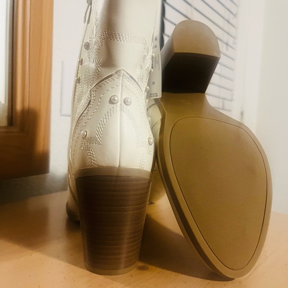 White Cream Pearl Western Booties with Pearl Gold Accents Size 10 WW - Picture 12 of 16